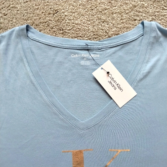 NWT 2X Calvin Klein Jeans Light Blue V-Neck Silver Foil Logo T-Shirt - Picture 5 of 8
